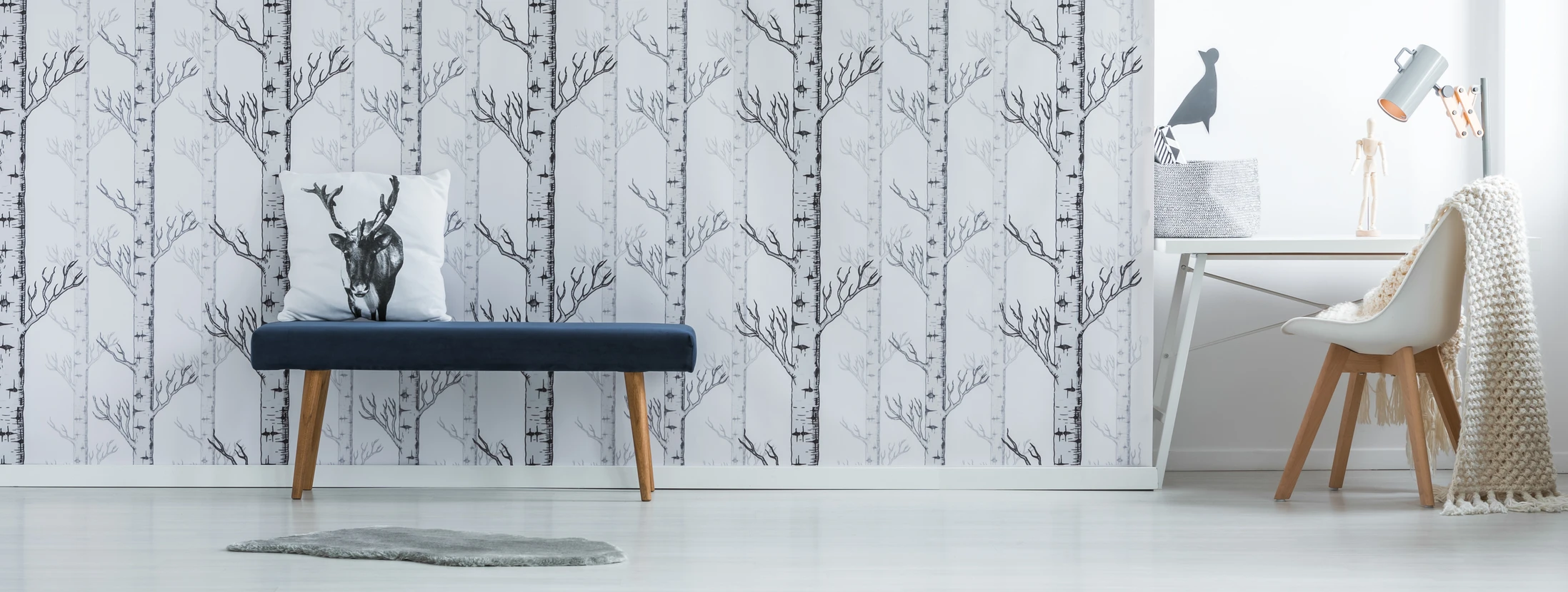 Intérieur moderne minimaliste avec papier peint motif bouleaux sur mur