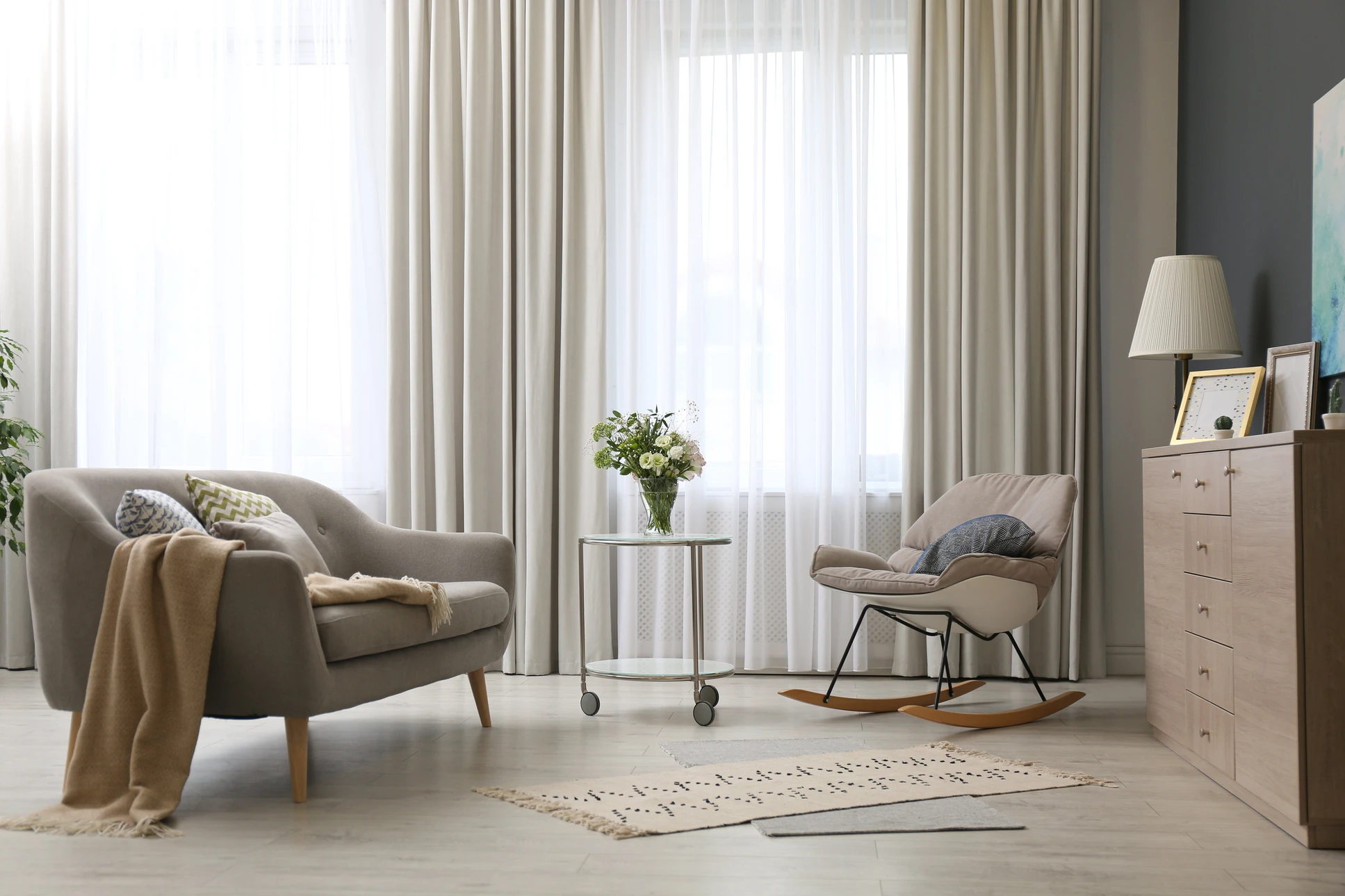 Décor du salon moderne avec de beaux rideaux à la fenêtre