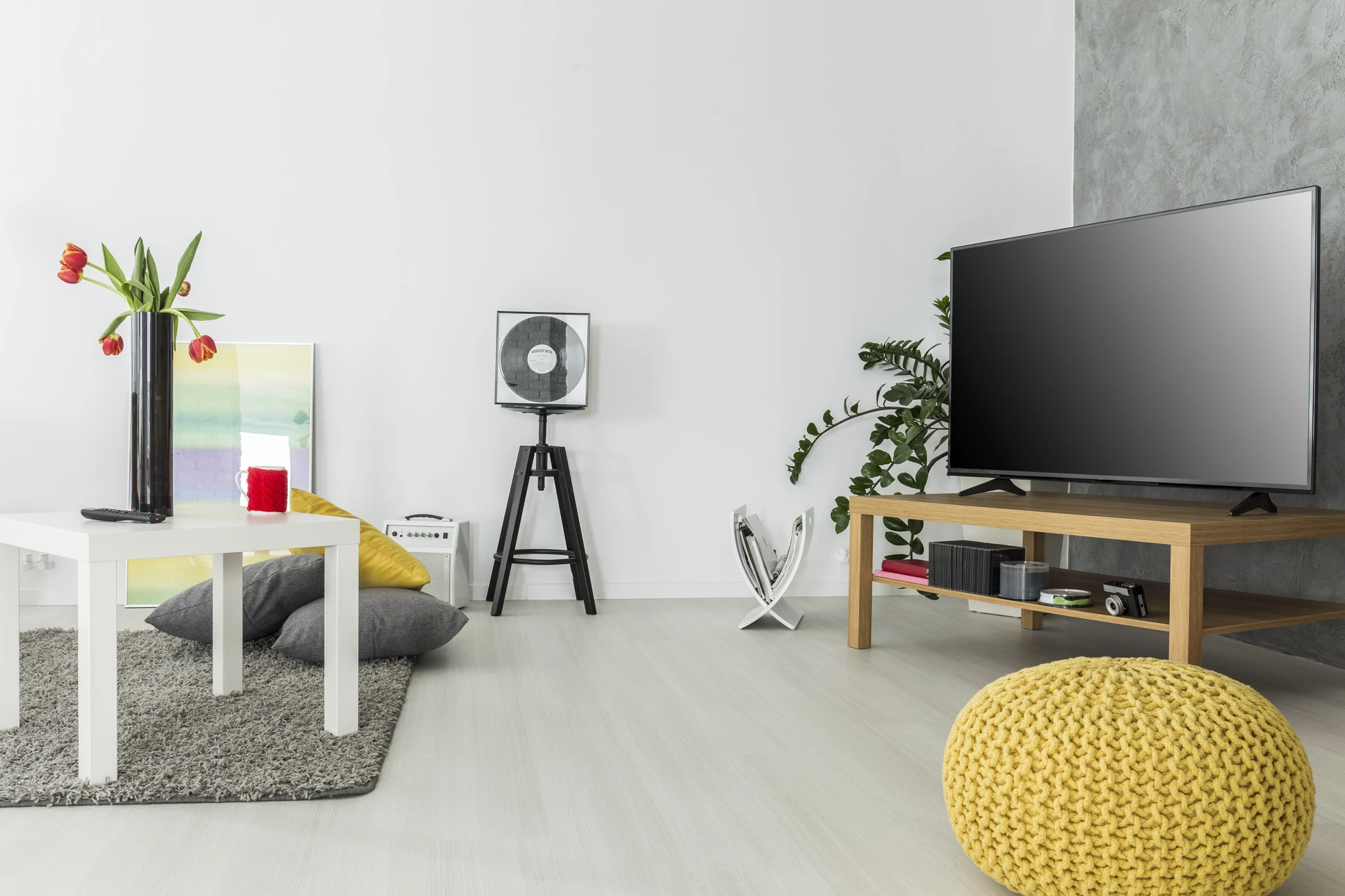 Salon moderne minimaliste avec mobilier contemporain et décoration soignée