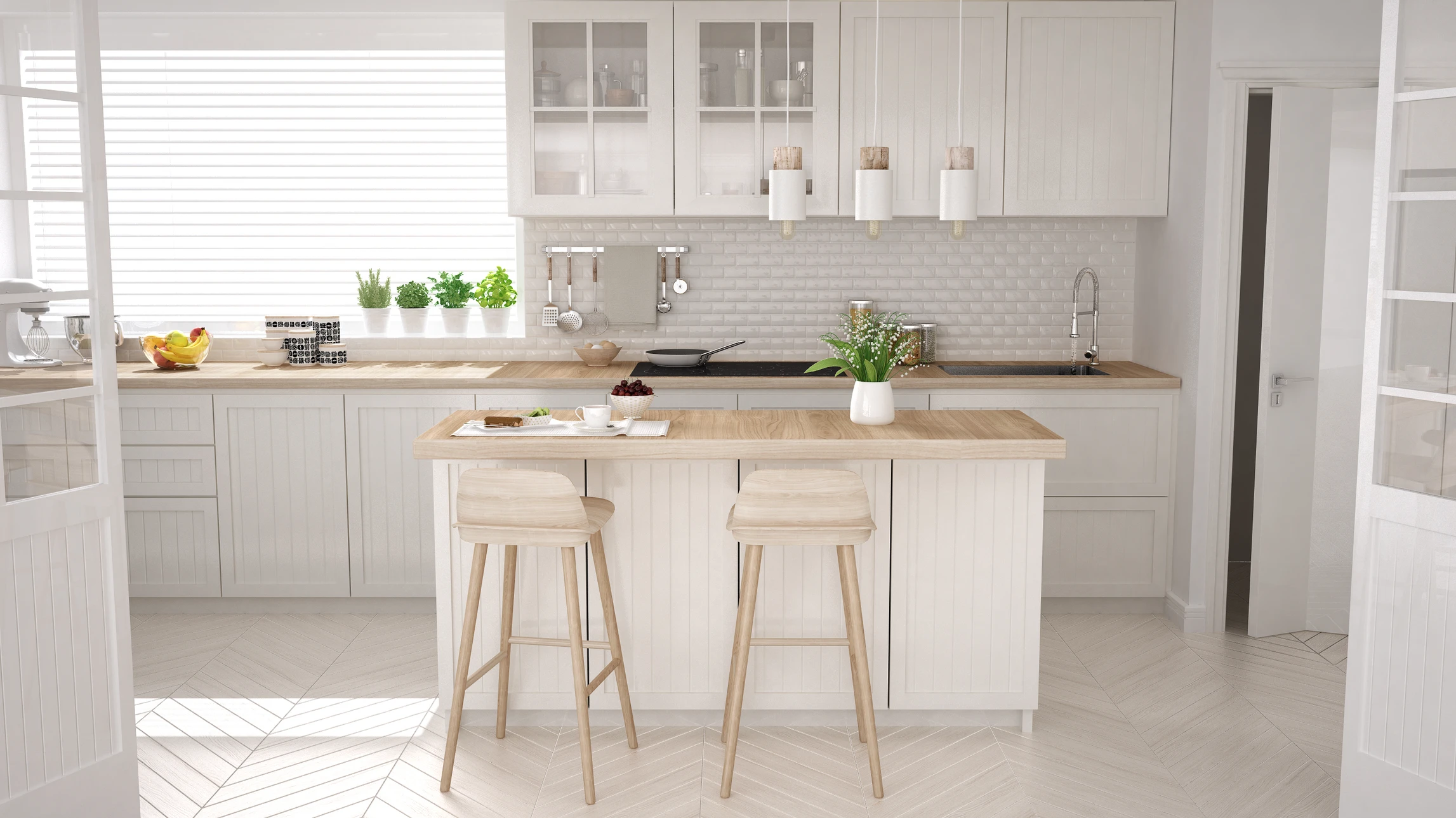 Cuisine moderne avec îlot central, deux tabourets en bois naturel, aménagement en L avec placards blancs et plan de travail bois clair