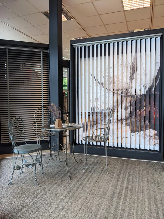 Intérieur minimaliste baigné de lumière naturelle filtrée par store bambou