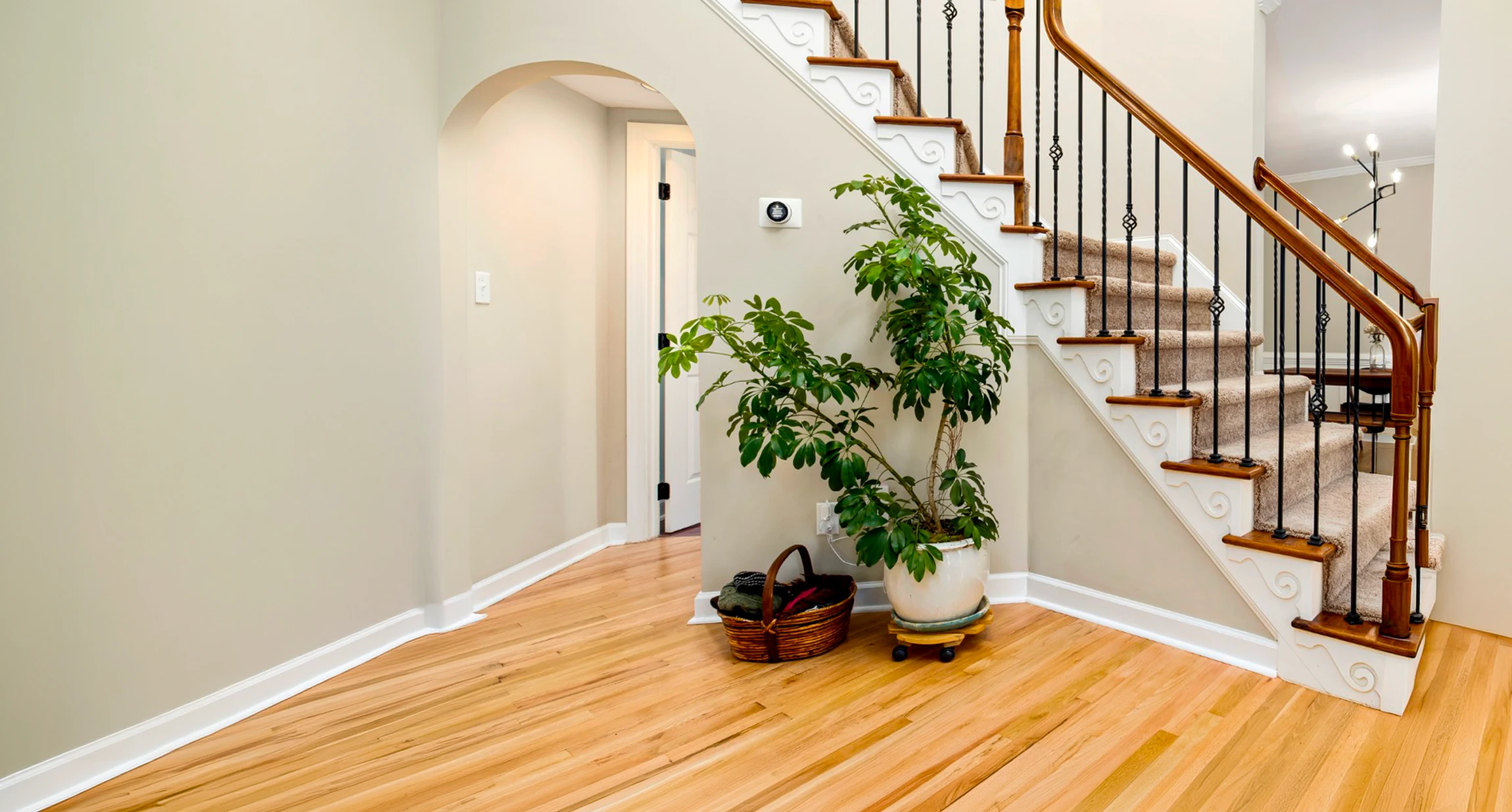 Intérieur en rénovation avec sol partiellement rénové, partie parquet bois massif posé et partie chape béton brute