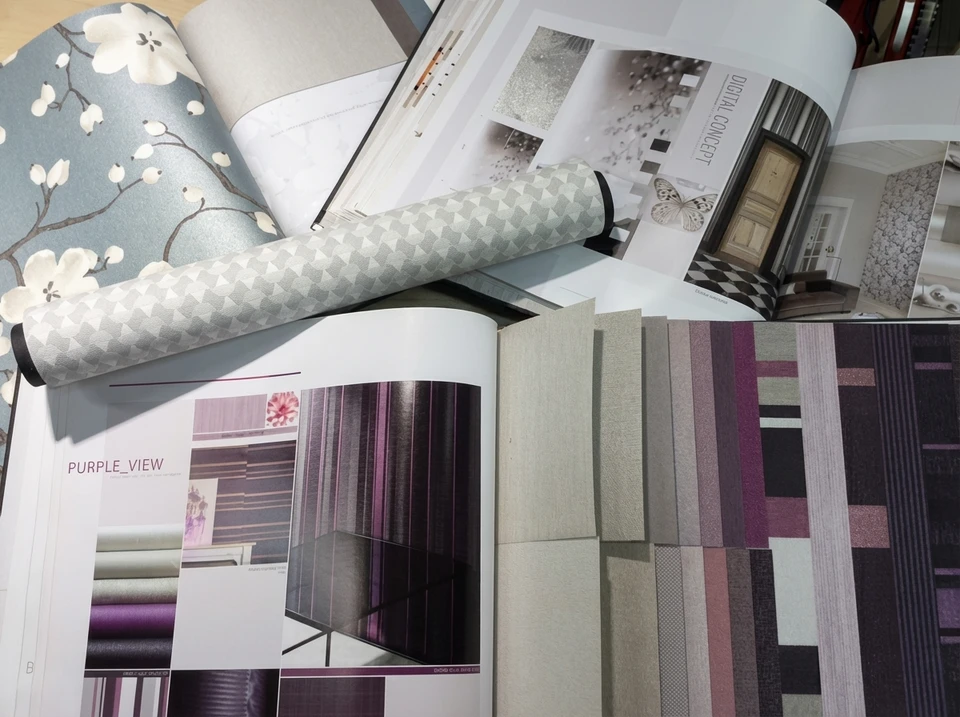 Chambre à coucher moderne avec lit capitonné gris, oreillers turquoise et motifs botaniques