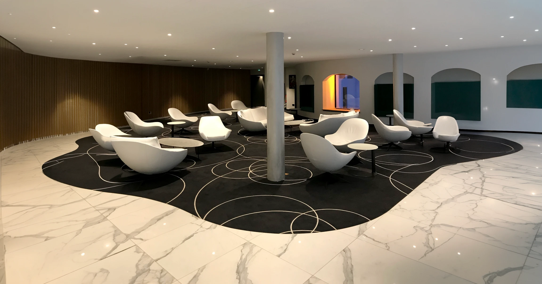Intérieur contemporain avec salon moderne aux tons neutres