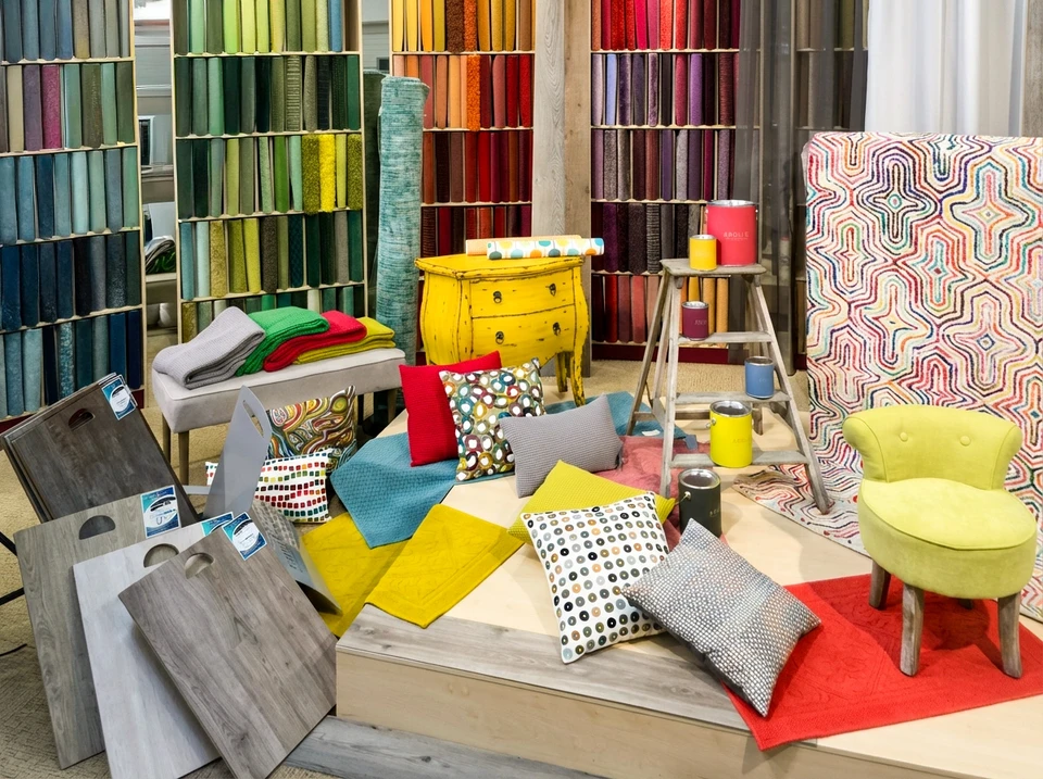 Intérieur magasin de revêtements avec présentoir vertical exposant rouleaux de moquette et tapis